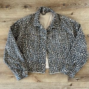 Free People Women’s Sz Medium Cheetah Print Denim Jacket Crop Raw Hem EUC